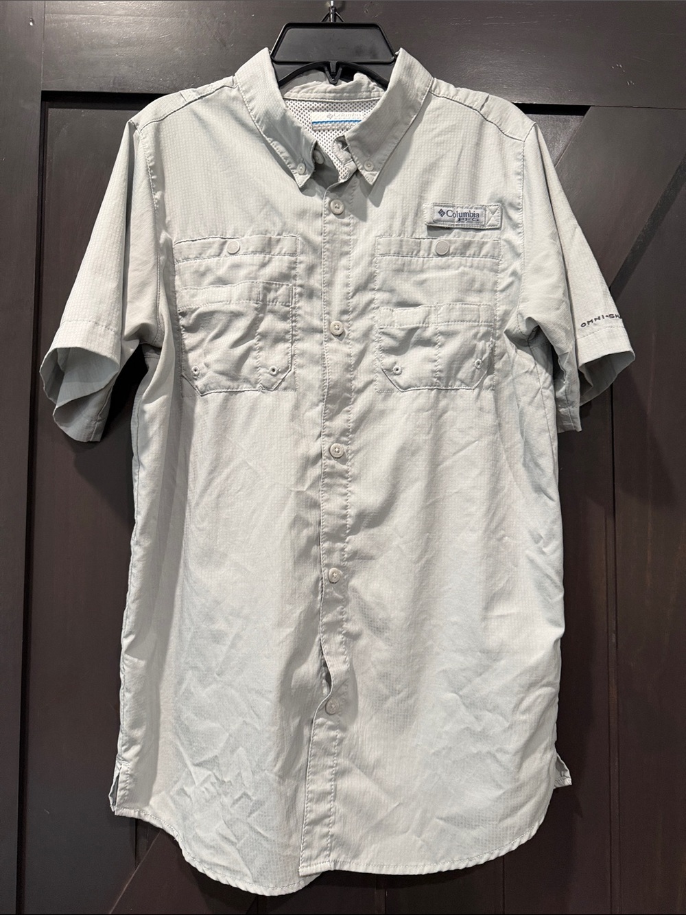 Columbia Men’s Short-Sleeve Button-Down Shirt in Light Gray